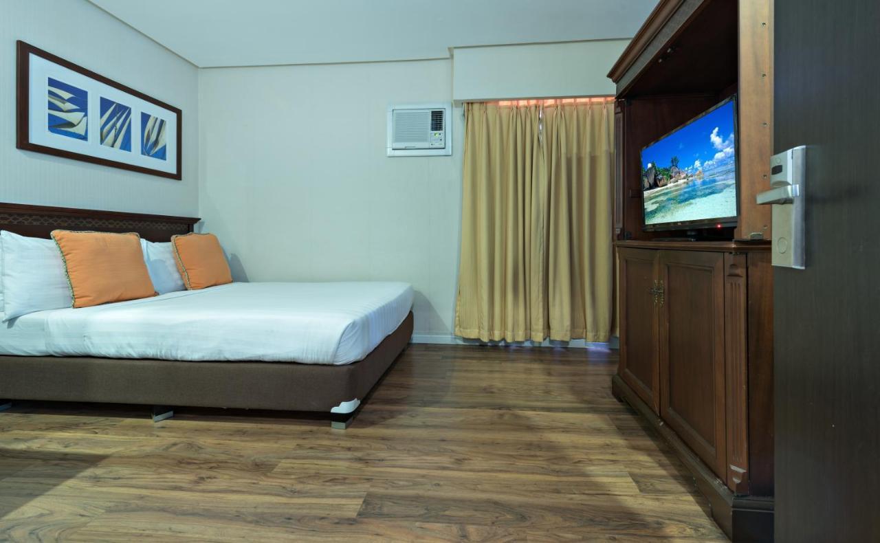 Court Meridian Hotel & Suites Olongapo Esterno foto