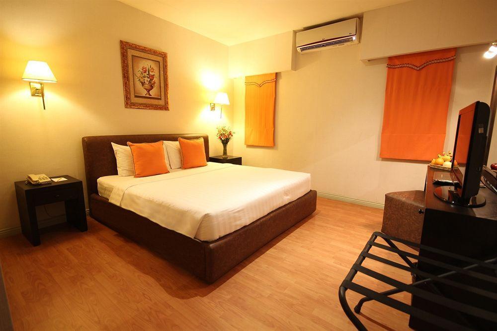 Court Meridian Hotel & Suites Olongapo Esterno foto