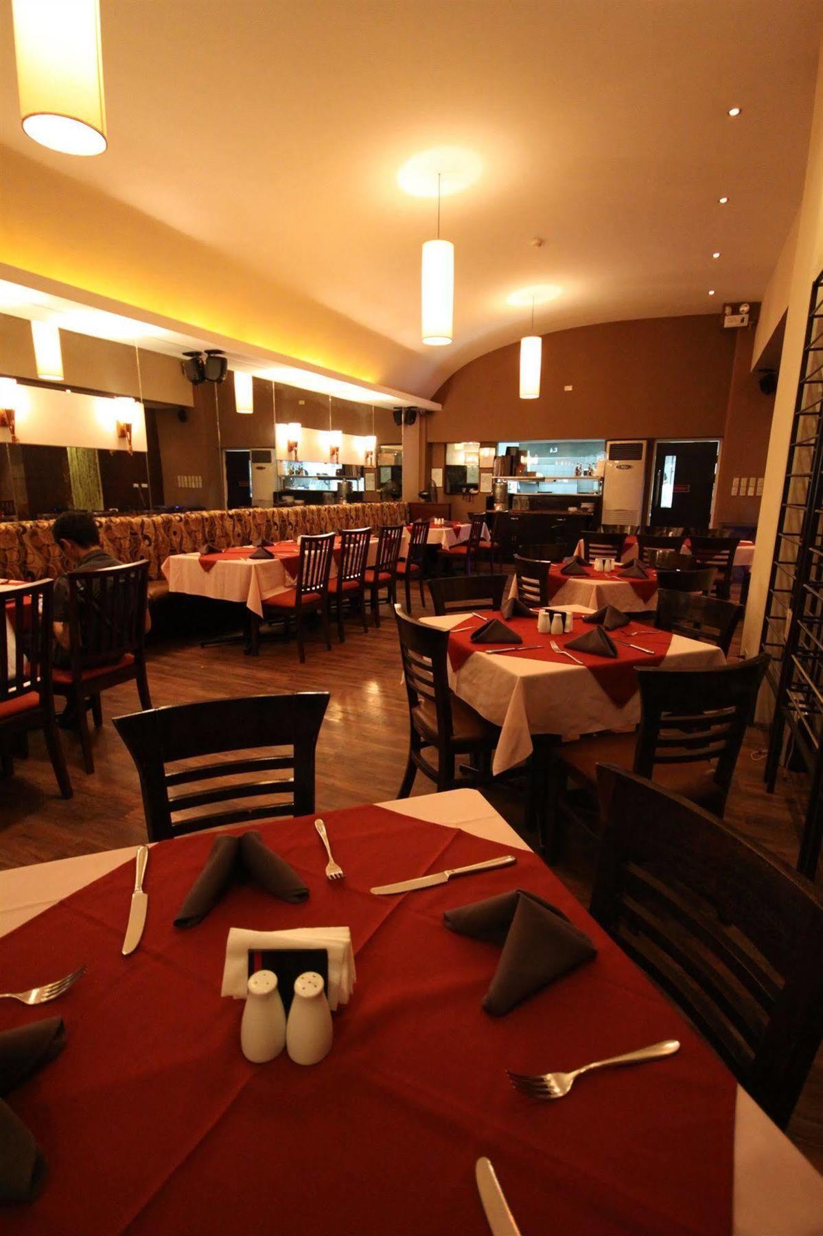 Court Meridian Hotel & Suites Olongapo Esterno foto