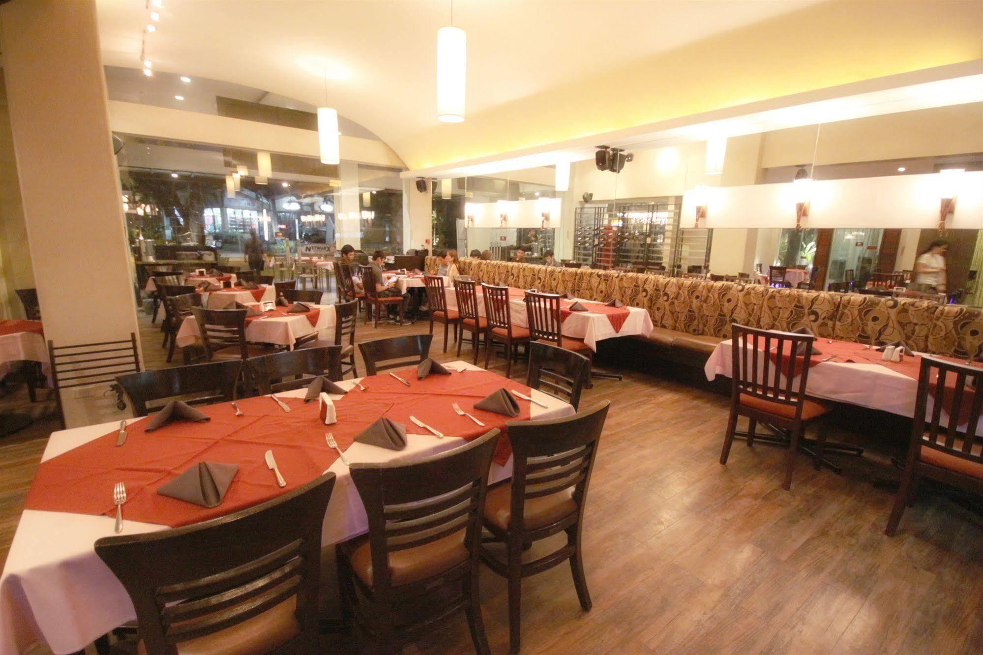 Court Meridian Hotel & Suites Olongapo Esterno foto