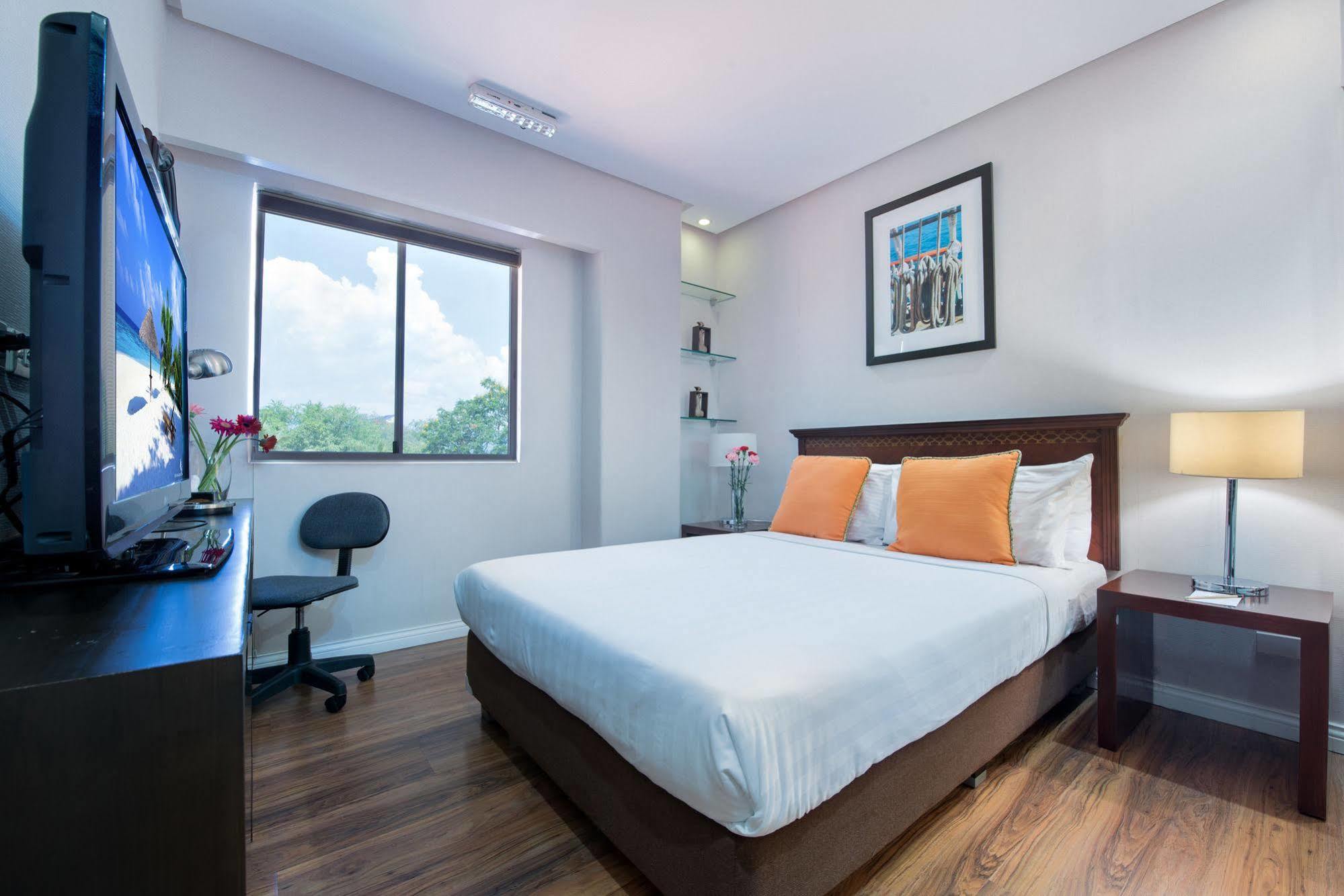 Court Meridian Hotel & Suites Olongapo Esterno foto
