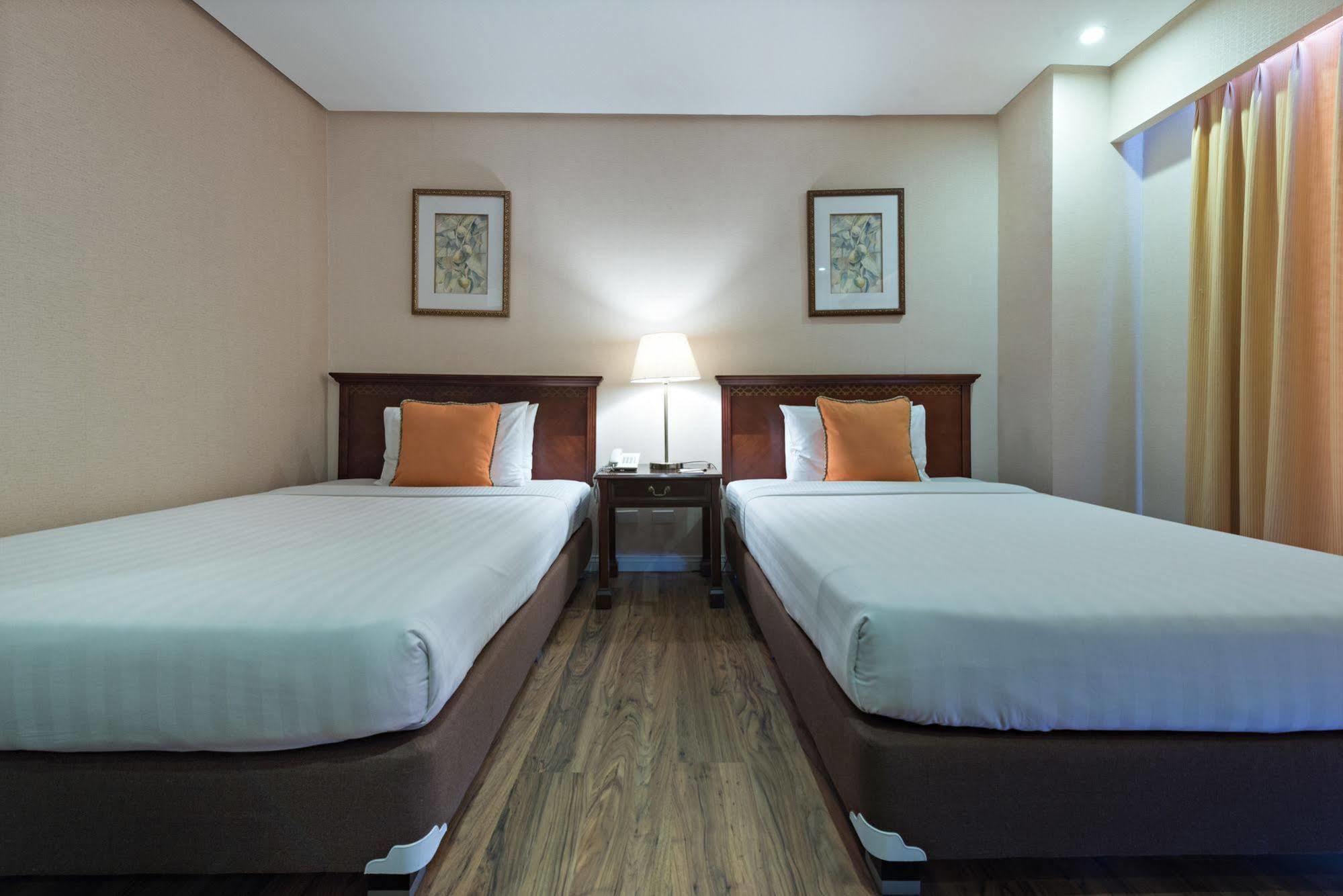 Court Meridian Hotel & Suites Olongapo Esterno foto