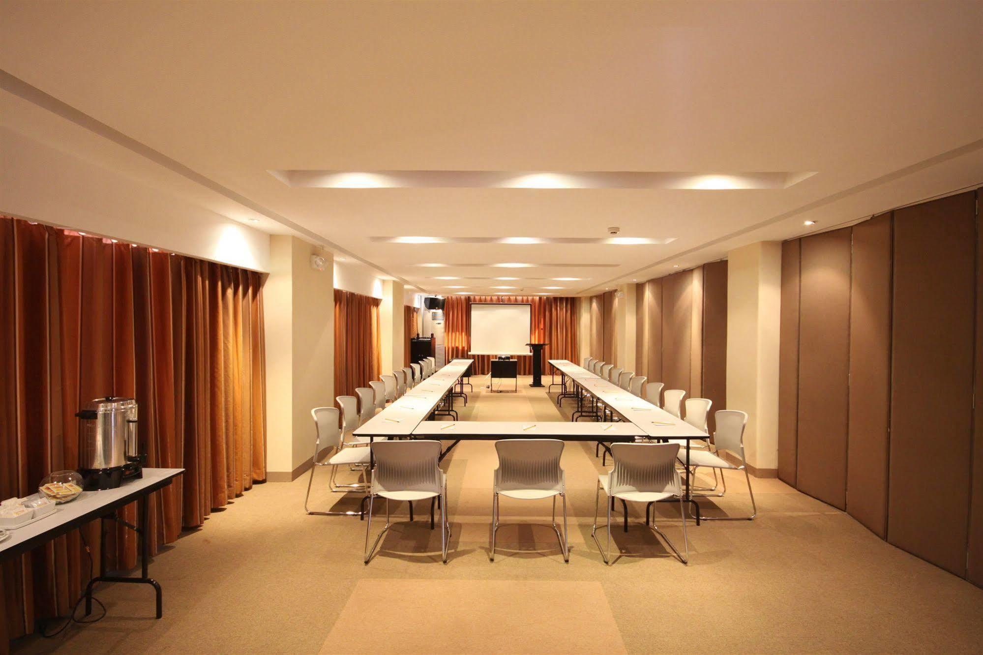 Court Meridian Hotel & Suites Olongapo Esterno foto