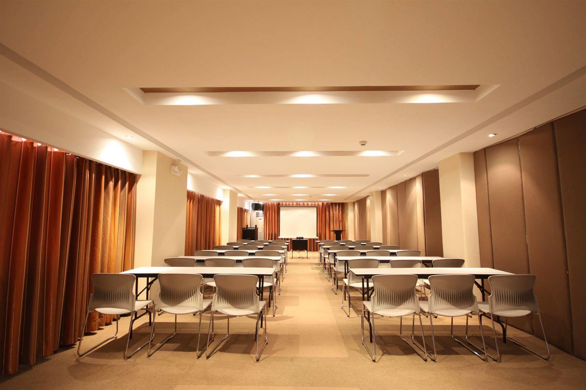 Court Meridian Hotel & Suites Olongapo Esterno foto