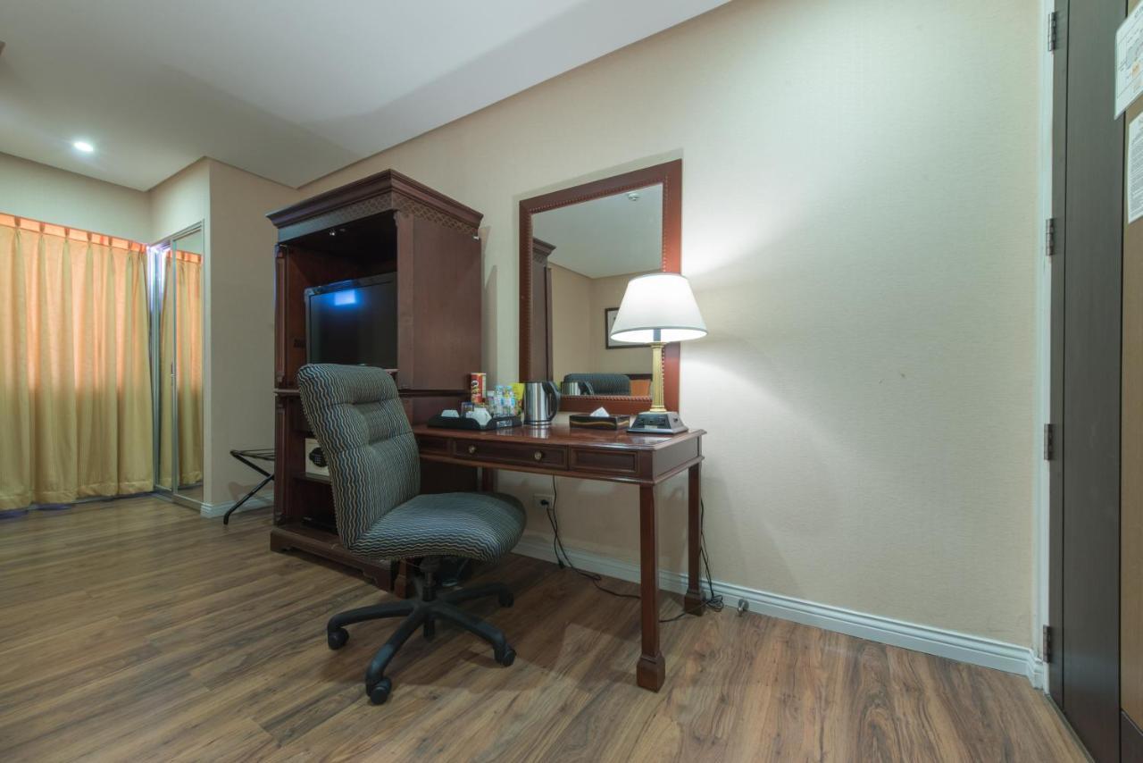 Court Meridian Hotel & Suites Olongapo Esterno foto