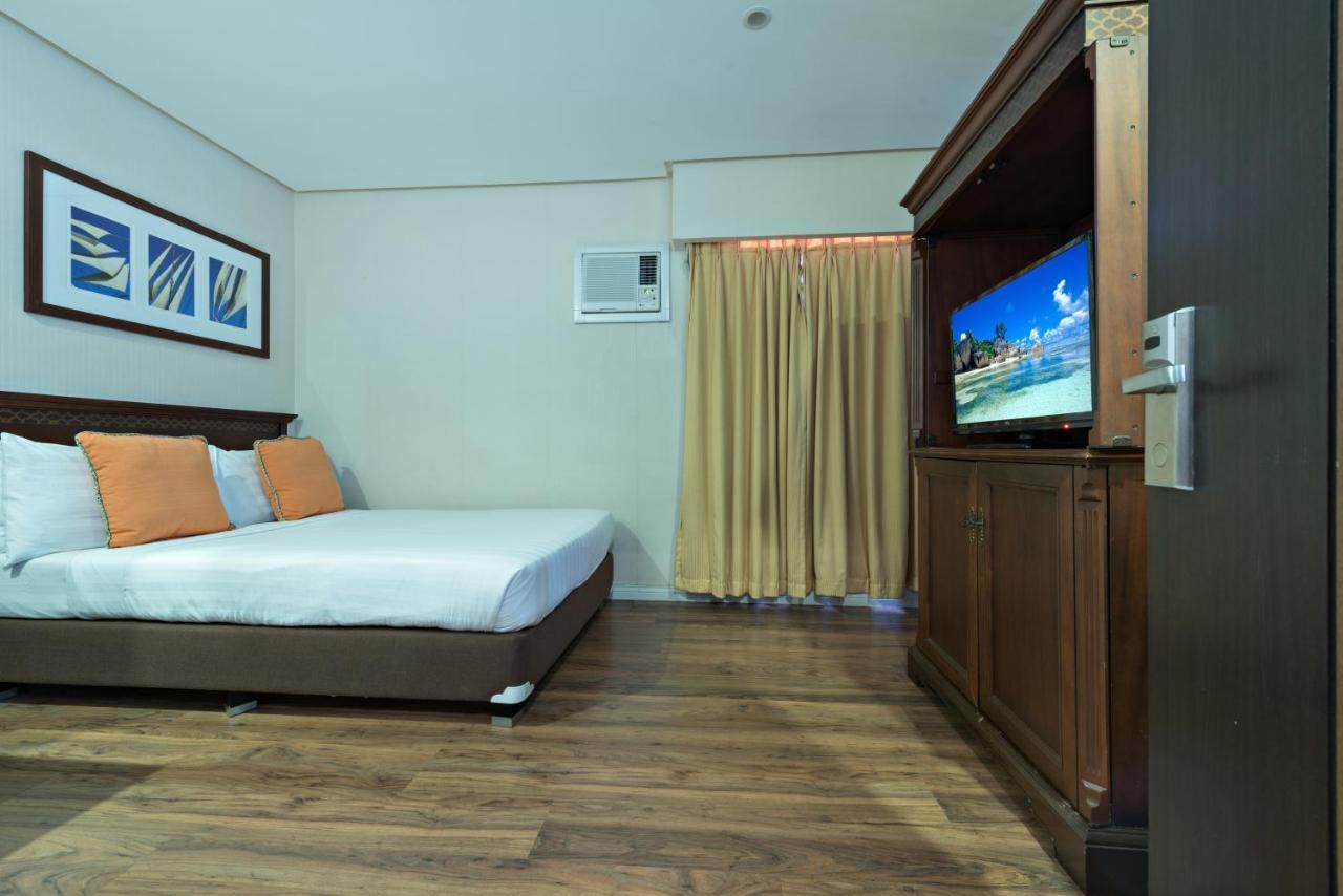 Court Meridian Hotel & Suites Olongapo Esterno foto